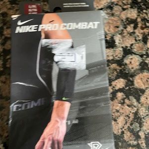 ✨Host pick✨  🌺 Pick 3 for $15 or $5 for $20  Nike Pro Combat Sleeve